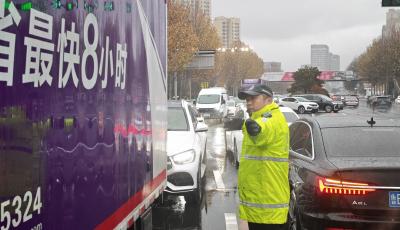 青岛迎降雨！李沧交警提醒：雨天路滑，出行注意安全