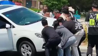 你永远可以相信青岛人，外卖小哥被卷车底众人抬车救援，危难时刻总有人挺身而出