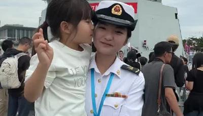 《芜湖舰上演“熊孩子突袭式贴贴”》