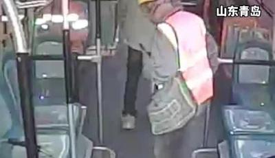 建筑工人一身灰土乘坐公交，怕弄脏座位刚要坐在车厢台阶上，司机一句话让人动容