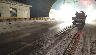 聞雪而動(dòng)，徹夜堅(jiān)守！青島交通人迎戰(zhàn)今冬首場(chǎng)降雪