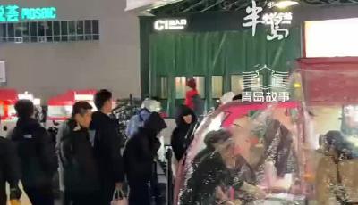 吃货们请注意，青岛这个地铁站外的小夜市火了，营业到凌晨