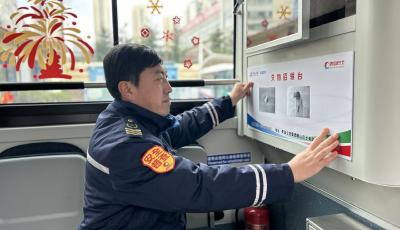 助乘客快速找回遗失物品！青岛公交车厢里新增“失物招领台”