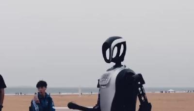 起猛了，海邊竟有機(jī)器人在跑步