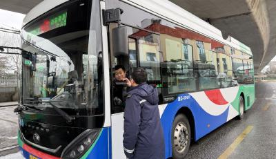 冬雨来袭，青岛公交“暖心护航”市民出行路
