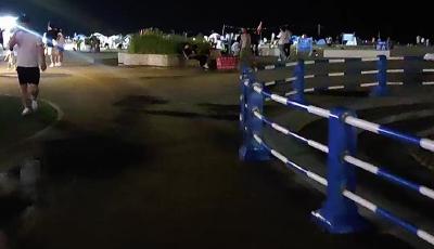 夜越黑 肩闪越亮 每天四万步泡水夜巡 这群模糊身影成了海岸线的“人形灯塔”.mp4