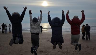 2026 第一缕晨光！青岛市民游客定格 “追光” 时刻