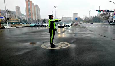 青島公安交管3000余名警力，護航雪后道路交通