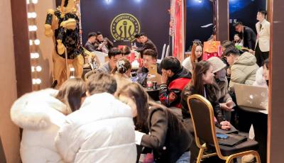 青岛首届婚尚产业博览会启幕 一站式甜蜜经济引爆新年消费