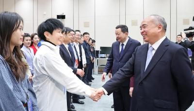 山東省領導看望省兩會新聞工作者和工作人員