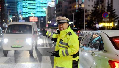 青岛公安交管部门全力护航元旦假期出行