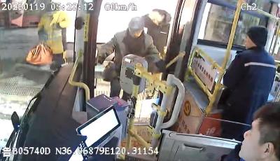 青島公交6路首班車細節服務溫暖乘客