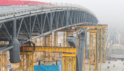 千吨“钢铁翅膀”滑翔就位！津潍高铁东营南站跨运营施工关键突破