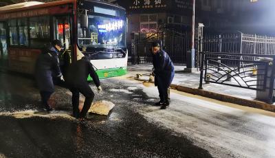 聞雪而動(dòng)！青島市南巴士連夜除冰保暢安全出行