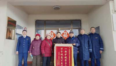 錦旗背后的溫暖護(hù)航！青島巴士定制服務(wù)破解學(xué)子出行難題