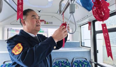 打造年集主題車廂 青島巴士129路升級服務便利乘客