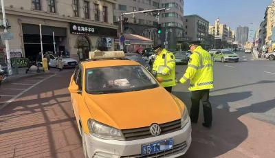 堅(jiān)守一線  元旦假期青島交通運(yùn)輸執(zhí)法守護(hù)平安出行