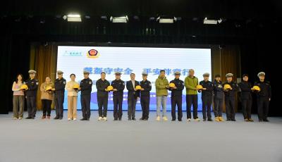 青島市南：校園 “共享頭盔角” 啟動 織密學生出行安全網