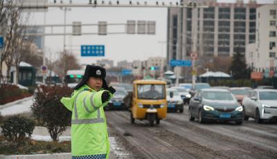 青島城陽交警以“雪”為令，護航雪天道路交通安全暢通