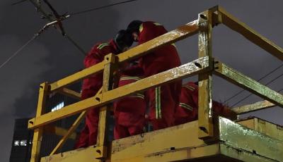 凌晨一點上崗巡查！青島公交“夜鷹團隊”護航電車運行安全