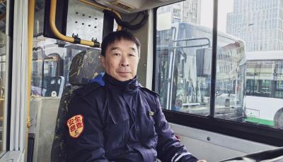 行车里程可绕地球39圈！青岛公交驾驶员王宏：36载的坚守与担当