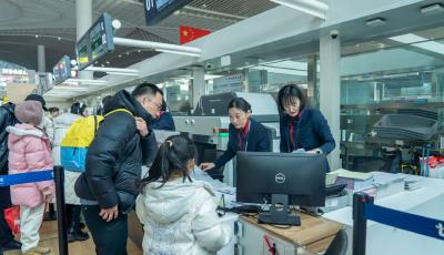 小朋友一個人也能安心飛！青島機場無陪兒童出行服務指南來了