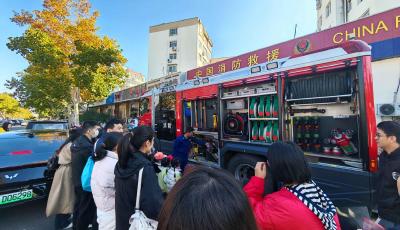 學(xué)生及家長(zhǎng)走進(jìn)市北區(qū)水清溝消防站學(xué)防火  