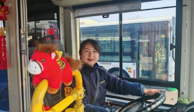 新春走基層｜車輪上的23年！青島這位女駕駛員把“平凡”開出溫度