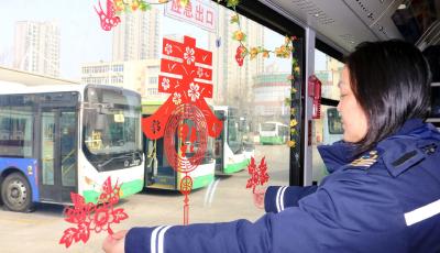 新春走基層|十米車廂演繹“立春”節(jié)氣新韻 青島巴士主題車載“詩(shī)”而行 