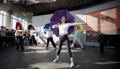 新春走基层|云端共舞“雨中曲”，伦敦西区原版经典唱响青岛最高点