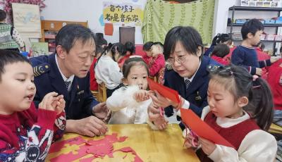 大手拉小手 青島公交駕駛員與萌娃的別樣“年味課”