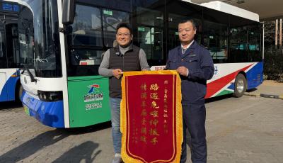 鮮花、錦旗、感謝信......青島巴士駕駛員王修帥“抬車救人”又有了后續(xù)
