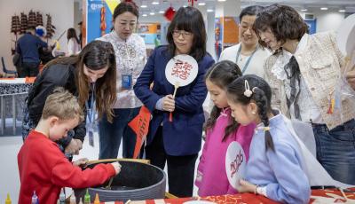 新春走基層 | 沉浸式體驗(yàn)讓非遺“活”起來 青島第一國際學(xué)校上演傳統(tǒng)文化盛宴