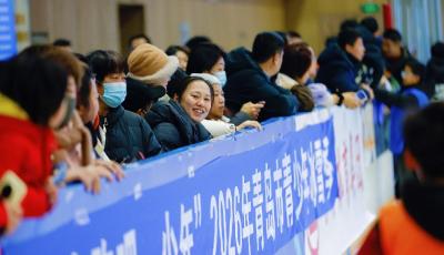 “奔跑吧·少年”2026年青島市青少年冰雪季活動室內(nèi)模擬滑雪火熱開賽