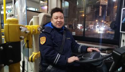 為“夜行者”照亮一束光！青島末班公交駕駛員房金寶溫暖乘客歸途