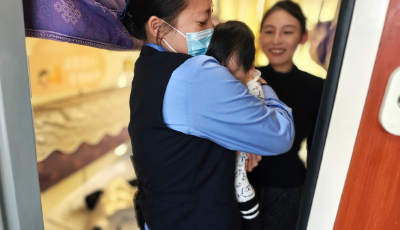 列車員化身“臨時媽媽”暖心守護幼童