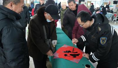 新春走基層|“情滿旅途”護(hù)航春運(yùn)12載！記者直擊青島城運(yùn)控股交運(yùn)集團(tuán)春運(yùn)首日