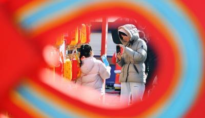 山東青島：煙火漫老城 糖香潤新春