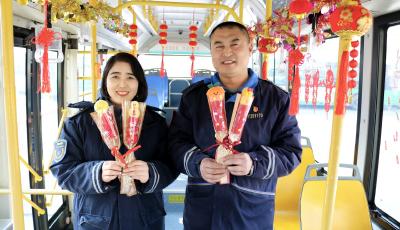 新春走基層｜甜蜜滿車廂 民俗暖出行 青島巴士1路“糖球號”主題車煥新上線