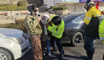 青島市南交警緊急處置電動(dòng)車交通事故，開辟生命通道救助傷者