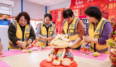 春節假期村民工友齊歡聚  中鐵建工集團津濰高鐵東營南站項目在工地上過個“民俗年”