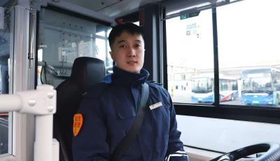 新春走基層 | 青島市北巴士駕駛員劉同起：春運里的夜公交“擺渡人”