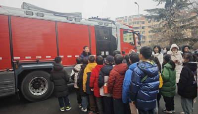 學生及家長走進市北區同和路消防站學習消防知識