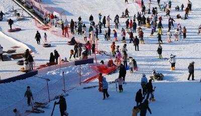 青島楊家山里“冰雪熱” 點(diǎn)亮春節(jié)文旅“新引擎”