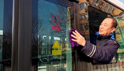 新春走基層｜方向盤上的春節(jié)：青島兩代公交人的接力與守望