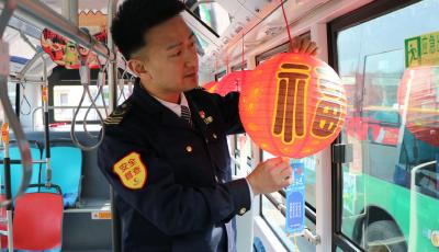 打造“糖球”主題車廂 李滄巴士302路帶您尋味老青島甜蜜記憶 