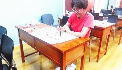 青島“學(xué)霸奶奶”圓了兒時書法夢