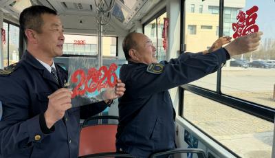 剪紙傳韻 馬運添福 城陽巴士927路打造“賞馬”主題巴士