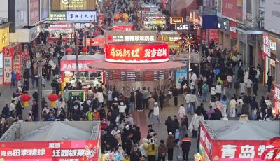 煙火升騰鬧新春 臺東三路步行街春節(jié)夜游人氣爆棚