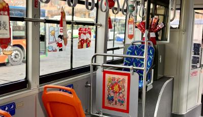 年味濃 青島巴士115路打造“年畫”主題車廂